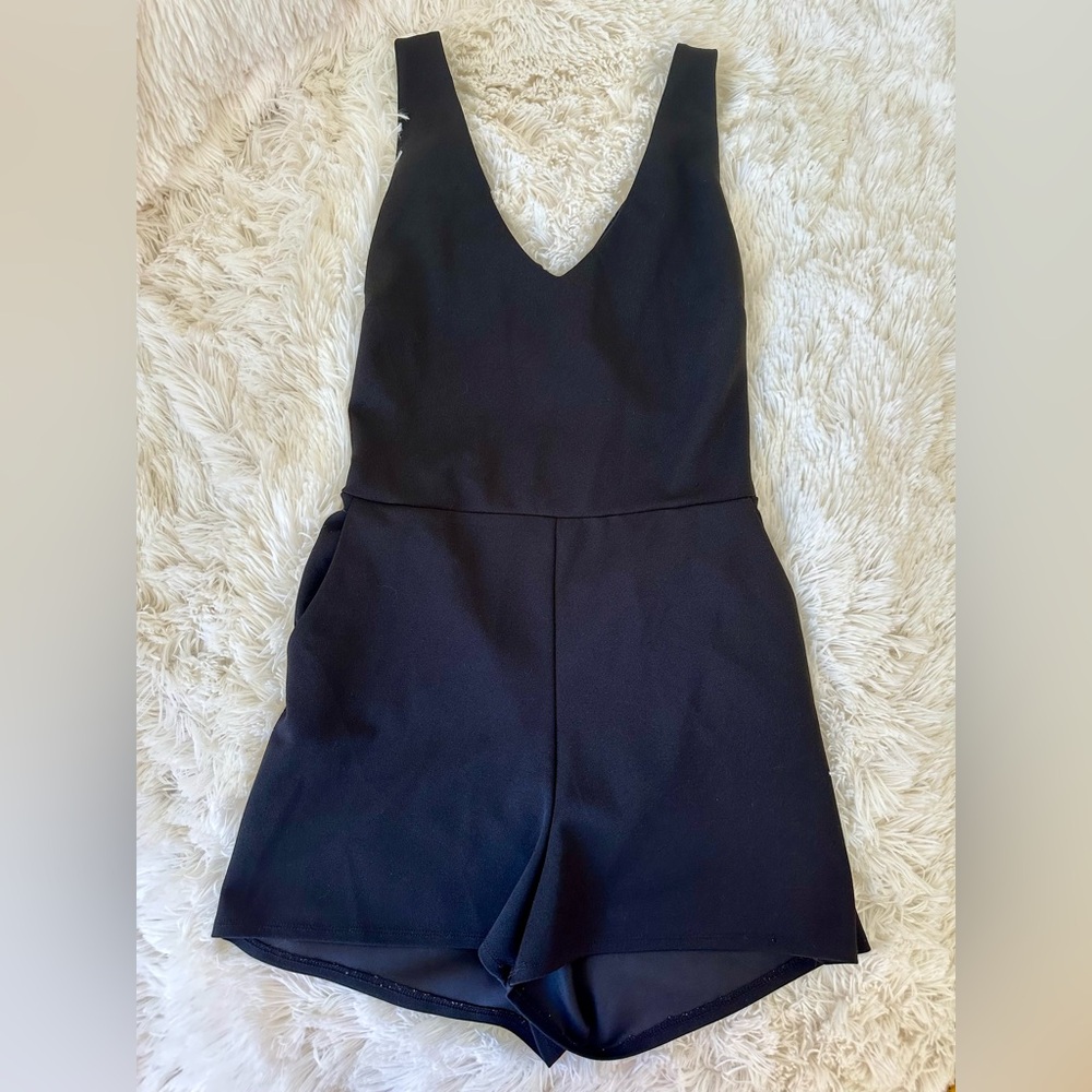 Crystal Sky Women’s Black Sleeveless V-Neck Romper Size: Large